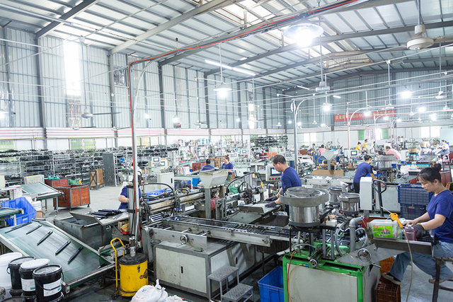 OULA Factory Exterior que muestra la instalación de producción de hardware a gran escala