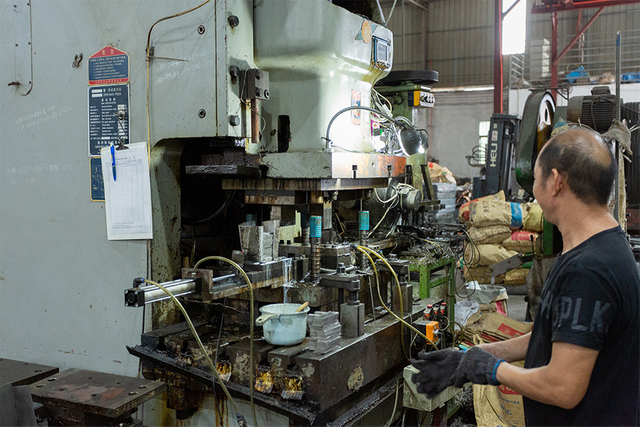 Técnico de realización de la prueba de pulverización de sal en bisagras hidráulicas